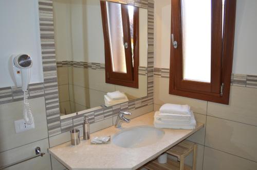 圣特奥多罗Guest Rooms Affittacamere的一间带水槽和镜子的浴室