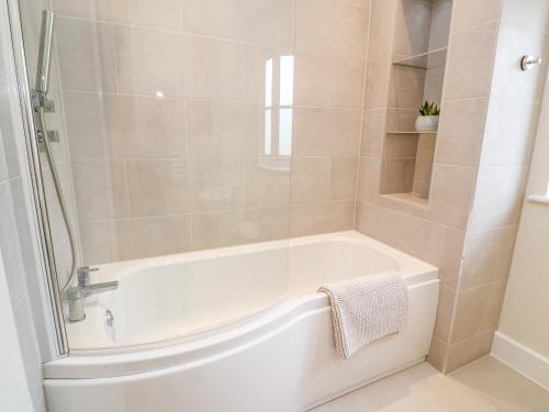 彭赞斯Tinners Rest的浴室配有白色浴缸和淋浴。