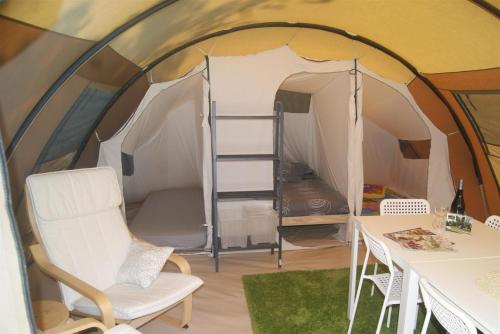 MontjayCamping Les Arbois的帐篷前配有桌椅