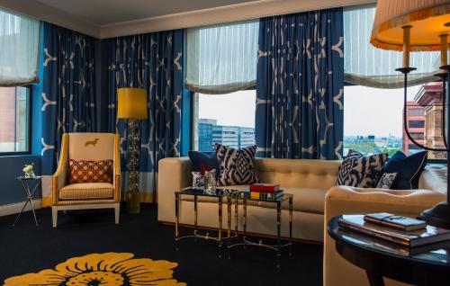 费城费城摩纳哥金普顿酒店的客厅配有沙发和椅子