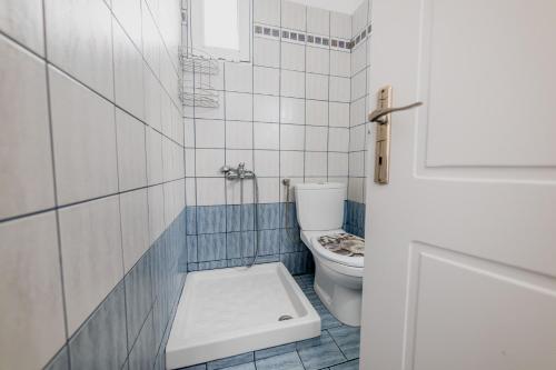 奥弗里安Family resort 2的一间带卫生间和水槽的浴室