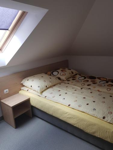 瓦古夫Willa Maria的一间小卧室,配有一张带窗户的床