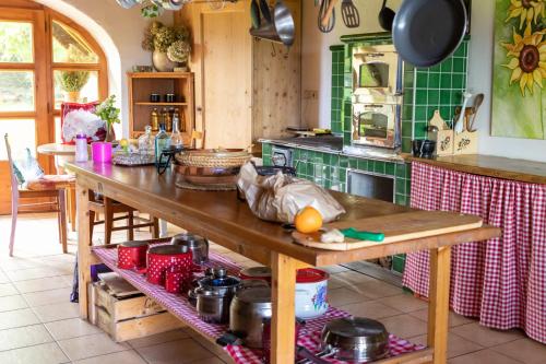 JelovecCountry House Zunko的厨房配有木桌