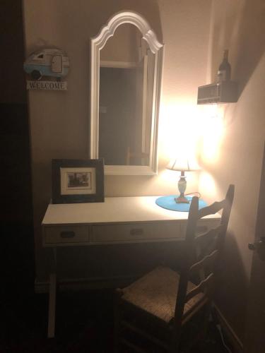 利文斯顿Little House on the Corner的浴室设有梳妆台、灯和镜子