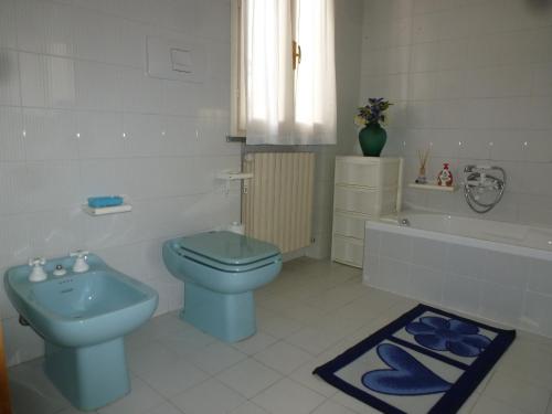 里乔内La Martlona的浴室配有蓝色卫生间和浴缸。