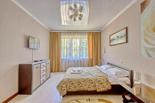 阿拉木图Cozy apartment on Rozybakiev 145. Atakent的一间卧室配有一张床、一个梳妆台和一扇窗户。