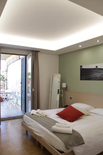 韦特拉拉艾尔伯格达本尼德塔酒店的一间带大床的卧室和一个阳台