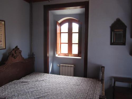 圣佩德罗德托马尔Casa Amarela的一间卧室设有一张床和一个窗口