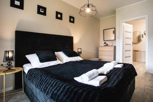 波别罗沃Apartamenty Silence Baltic Classic的一间卧室配有一张大床和毛巾