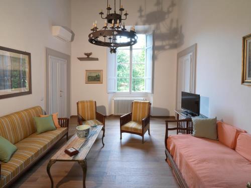 佛罗伦萨Giardino D'Azeglio Locazione Turistica的客厅配有两张沙发和一台电视机