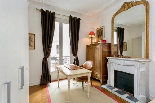 巴黎Charming bedroom的客厅设有镜子和壁炉