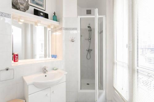 巴黎Charming bedroom的带淋浴和盥洗盆的白色浴室