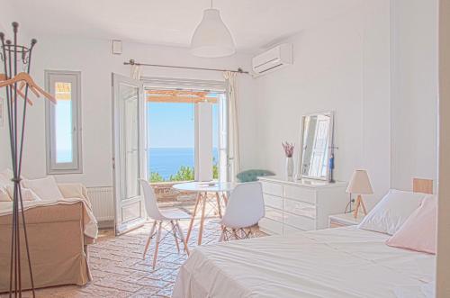 PetriaíVilla Von Sophia的一间卧室设有一张床铺和一张桌子,享有海景