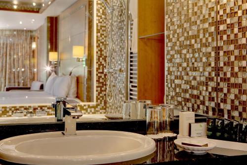 哈罗格林戴克贝斯特韦斯特酒店的一间带水槽和大镜子的浴室