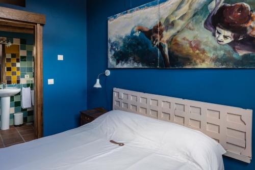 加列戈斯Las Casitas de la Data的一间卧室配有一张壁画床