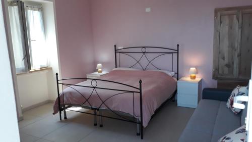 特拉雷戈cà dà Pina的一间卧室配有一张带粉红色床罩的床
