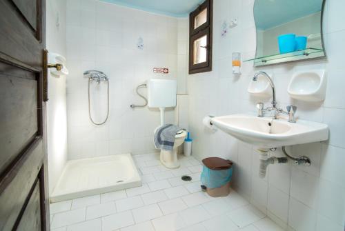 古瓦伊Irilena "by Checkin"的白色的浴室设有水槽和卫生间。