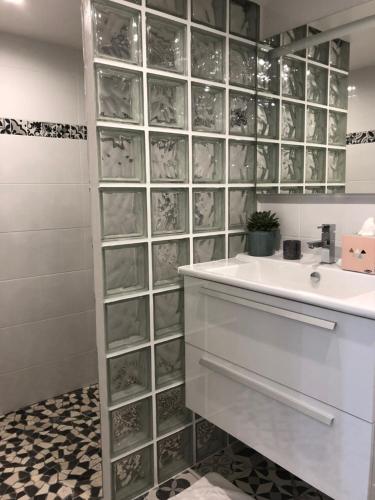 多维尔HSH Marina-Deauville Superbe Appartement的一间带水槽和镜子的浴室