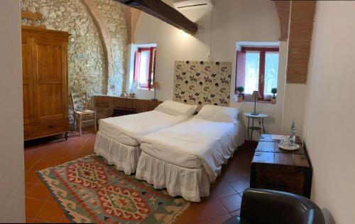 巴尔贝里诺瓦尔德尔萨Farmhouse B&B Il Paretaio的一间卧室配有一张大床和一张桌子