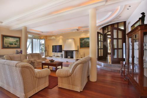 斯韦蒂·斯特凡Royal Holiday Apartments Sveti Stefan DOO PLAVA VILA的客厅配有沙发和桌子