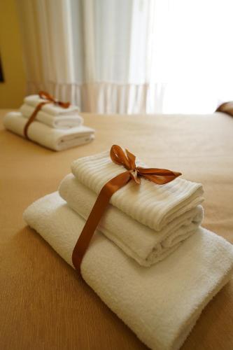 那不勒斯肯特凯沃尔住宿加早餐酒店的床上的两条毛巾带