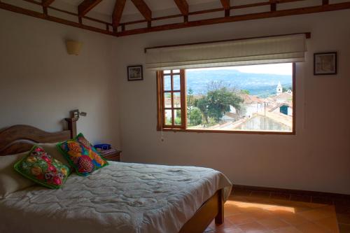 莱瓦镇波萨达门德拉别墅 的一间卧室设有一张床和一个大窗户