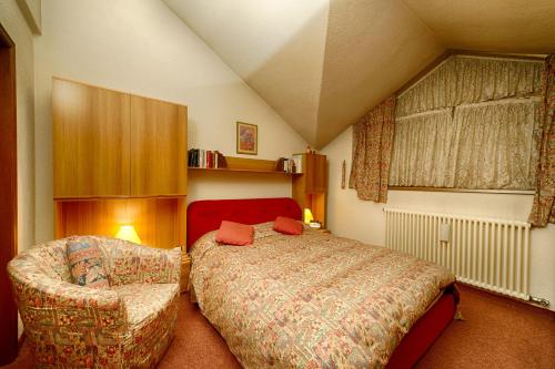 欧洲酒店客房内的一张或多张床位