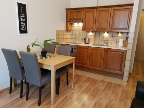 克拉科夫Mikołajska Apartments with Lift的一间厨房,内设一张木桌和椅子