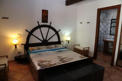 San MicheleAurelio Rapillo的一间卧室,卧室内配有一张大床