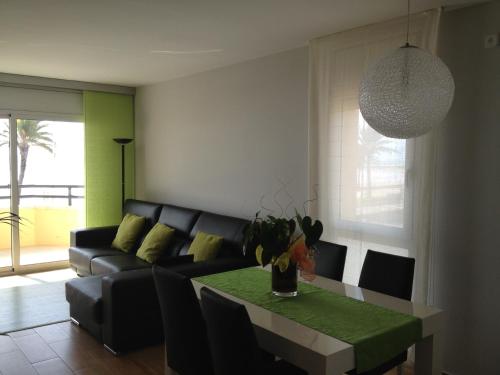 库尼特Apartamento Primera Linea de Mar, Cunit的客厅配有沙发和桌子