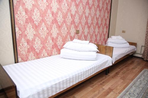 奥什MEDI Guest House的配有两张床铺的白色床单