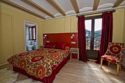 阿尔巴拉辛艾巴诺拉欣酒店的卧室配有床、椅子和窗户。