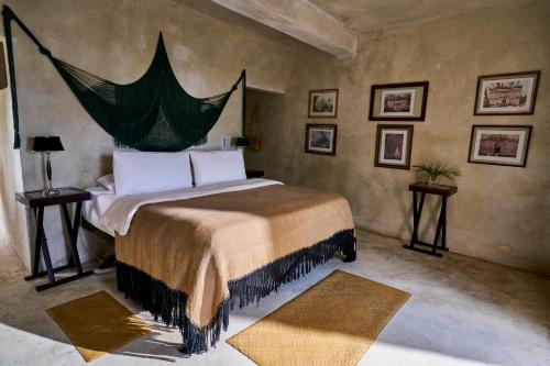 科巴Coqui Coqui Papholchac Coba Residence & Spa的一间卧室,卧室内配有一张大床