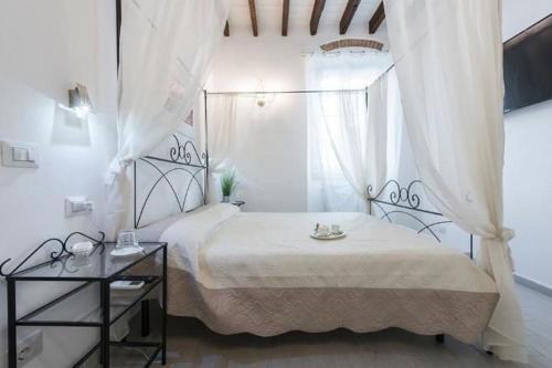 佛罗伦萨Little box house的白色的卧室设有床和窗户