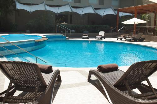 普卡尔帕普卡尔帕精选卡萨安迪娜酒店的一个带两把椅子的游泳池