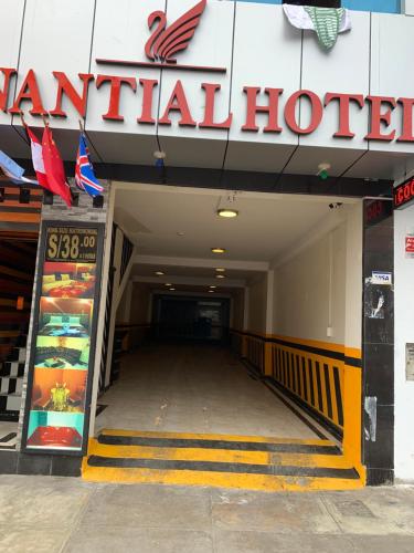 利马Hotel Manantial No,002的走廊通往墙上标有标志的餐厅