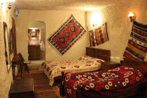 格雷梅基斯梅特洞穴酒店的酒店客房,设有两张床和镜子