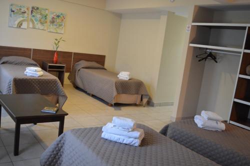 布宜诺斯艾利斯德斯蒂诺酒店的酒店客房,配有两张带毛巾的床