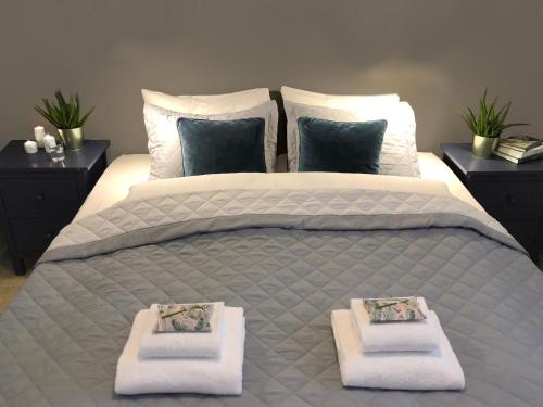 NorddalNorway Holiday Apartments - Norddalstunet的一间卧室配有一张大床和毛巾