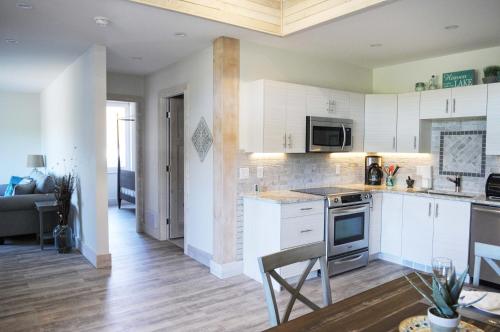 考伊琴湖Valley View的厨房配有白色橱柜、桌子和用餐室。