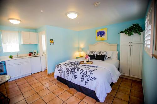 恩西尼塔斯柳卡迪亚海滩旅馆的一间带大床的卧室和一间厨房