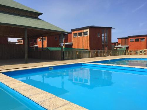皮奇勒姆Casa con acceso directo a playa en condominio的建筑物屋顶上的游泳池