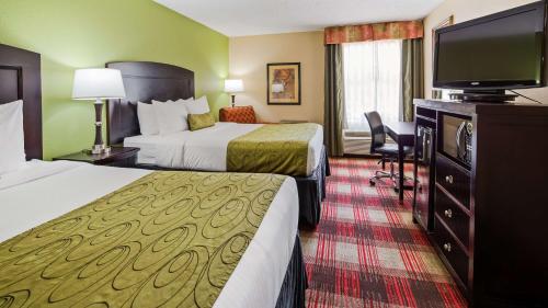 艾迪生艾迪森/达拉斯贝斯特韦斯特优质酒店酒店的酒店客房设有两张床和一台平面电视。