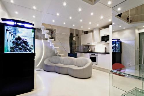 巴黎时尚豪华巴黎市中心复式公寓的白色的客厅设有白色的沙发和楼梯。