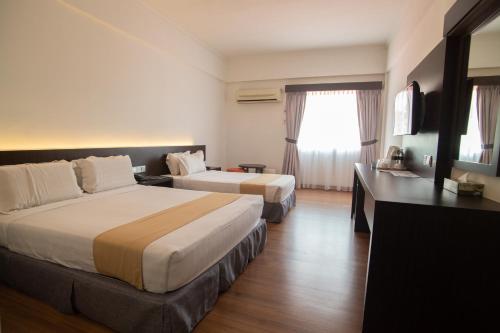 双溪大年赛日马来西亚斯昂盖皮塔尼酒店的酒店客房设有两张床和电视。
