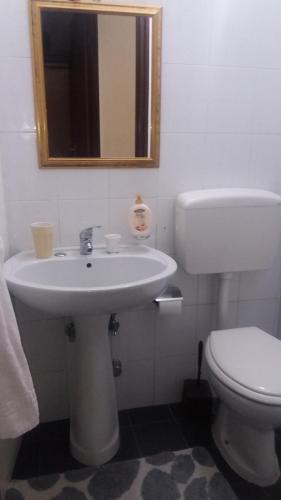 圣泰雷萨迪里瓦Il Guscio的一间带水槽、卫生间和镜子的浴室