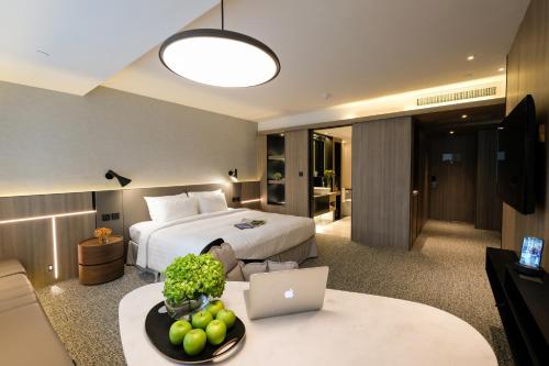 香港弥敦酒店的配有床和笔记本电脑桌的酒店客房