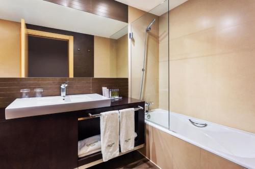 洛格罗尼奥塞尔科蒂尔波塔莱斯酒店的浴室配有盥洗盆和浴缸。