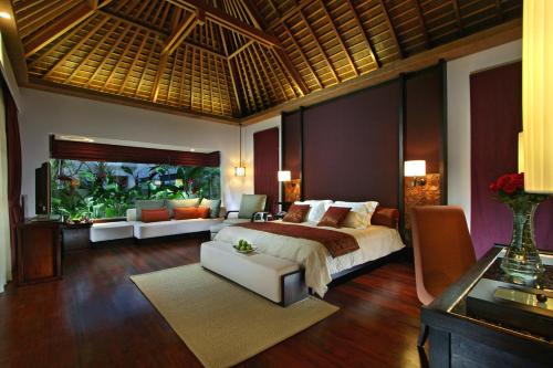 努沙杜瓦皇家珊特瑞安酒店的一间卧室设有一张床和一个大型水族馆