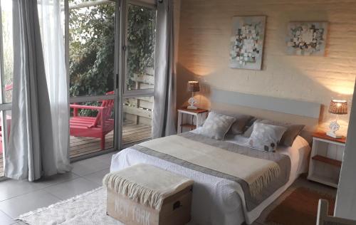 德尔迪阿布罗角Dejeps的一间卧室设有一张床和一个阳台